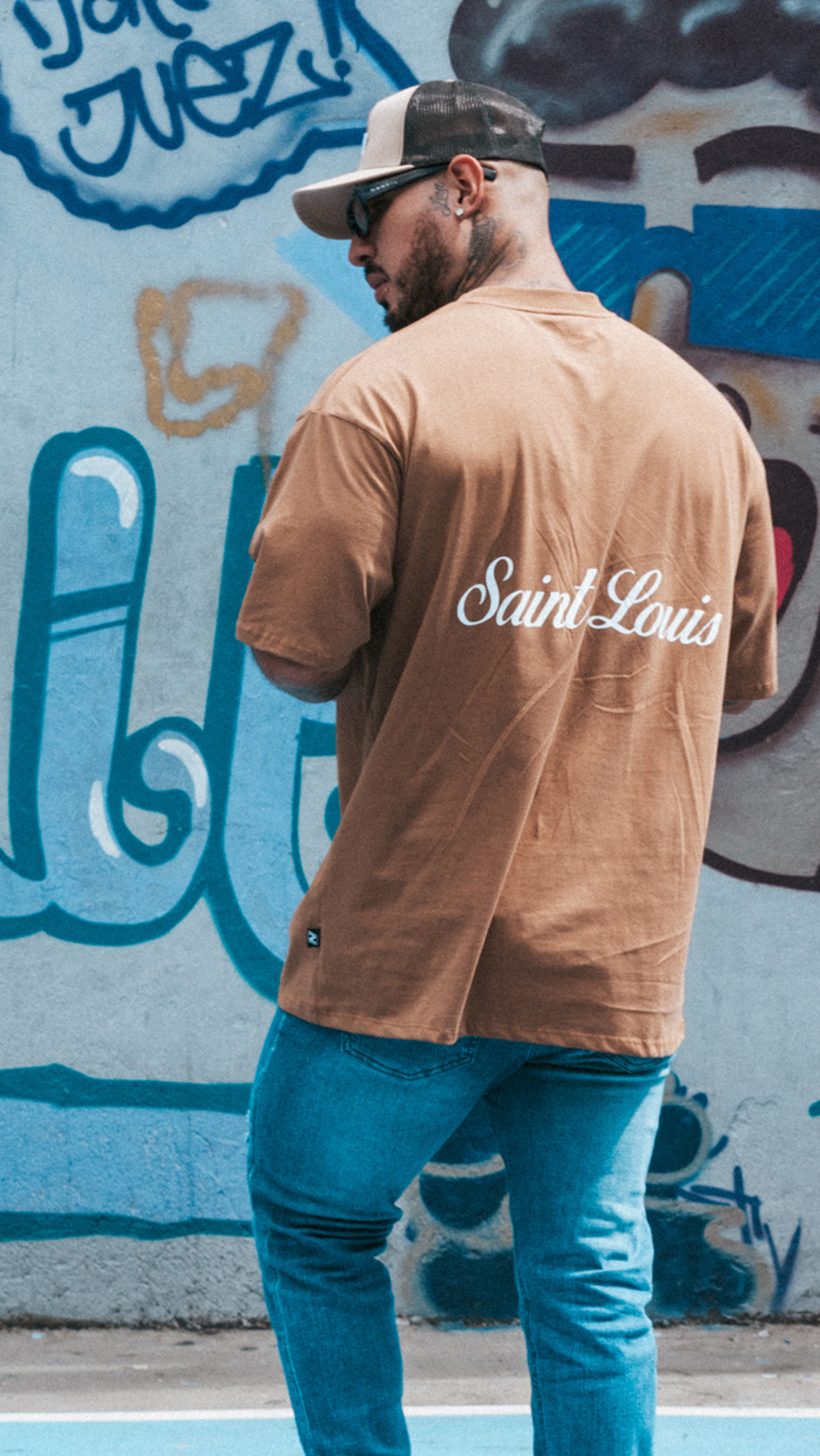 Hombre con camiseta oversize NAVI, vista trasera con estampado Saint Louis
