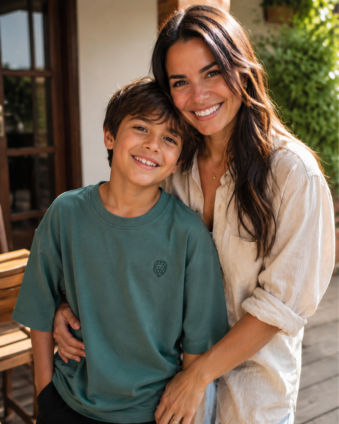 Mamá abrazando a su hijo con camiseta NAVI Kids color verde