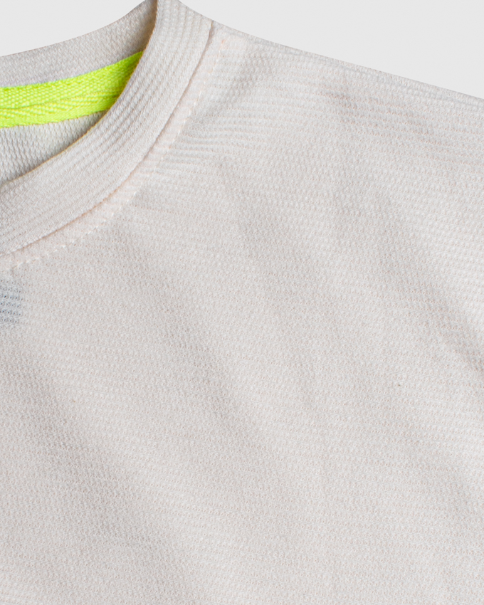 Detalle de collar interior con trim neón camiseta NAVI Kids crema