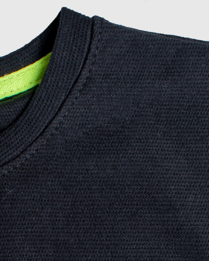 Detalle de costuras reforzadas camiseta NAVI Kids negra