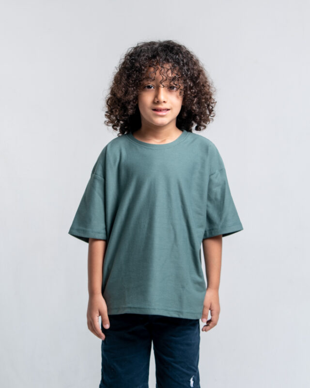 Niño usando camiseta oversize NAVI Kids color verde